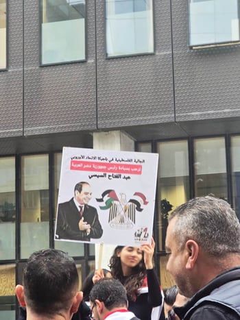 وقفة تأييد للرئيس السيسي أمام المفوضية الأوروبية (8) وقفة تأييد للرئيس السيسي أمام المفوضية الأوروبية (8)