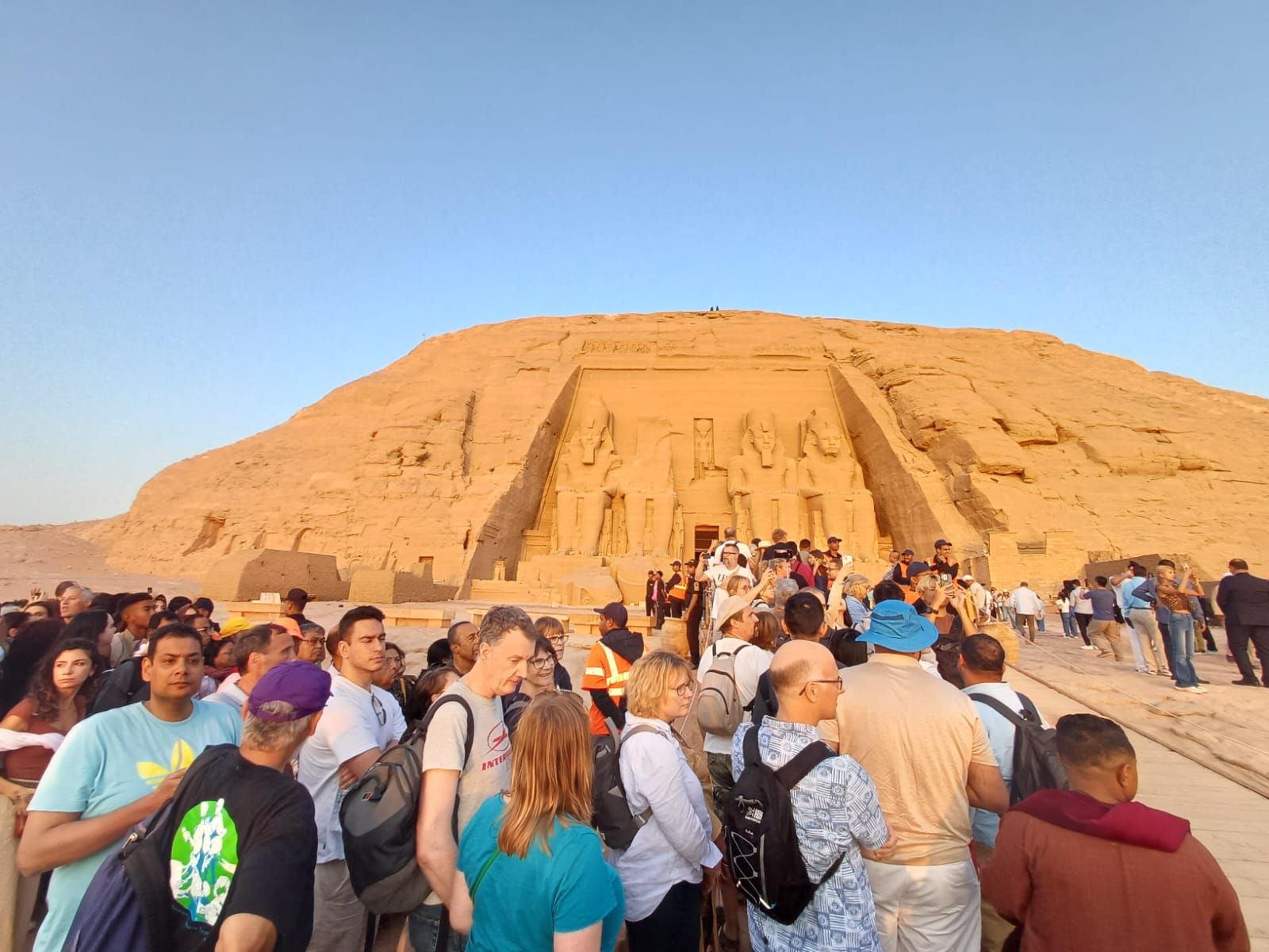 آلاف السائحين يصطفون لمشاهدة تعامد الشمس (2) آلاف السائحين يصطفون لمشاهدة تعامد الشمس (2)