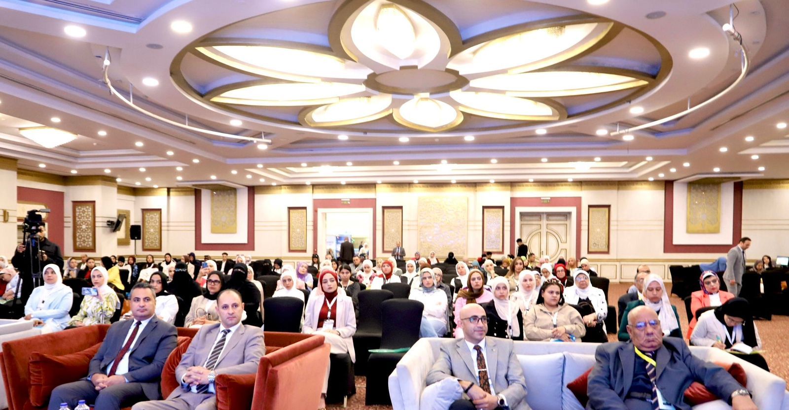 الكاتب الصحفى مدحت وهبه والحضور المشاركين فى المؤتمر الكاتب الصحفى مدحت وهبه والحضور المشاركين فى المؤتمر