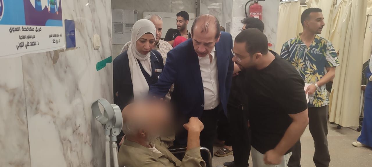 نائب وزير الصحة مع أحد المواطنين نائب وزير الصحة مع أحد المواطنين