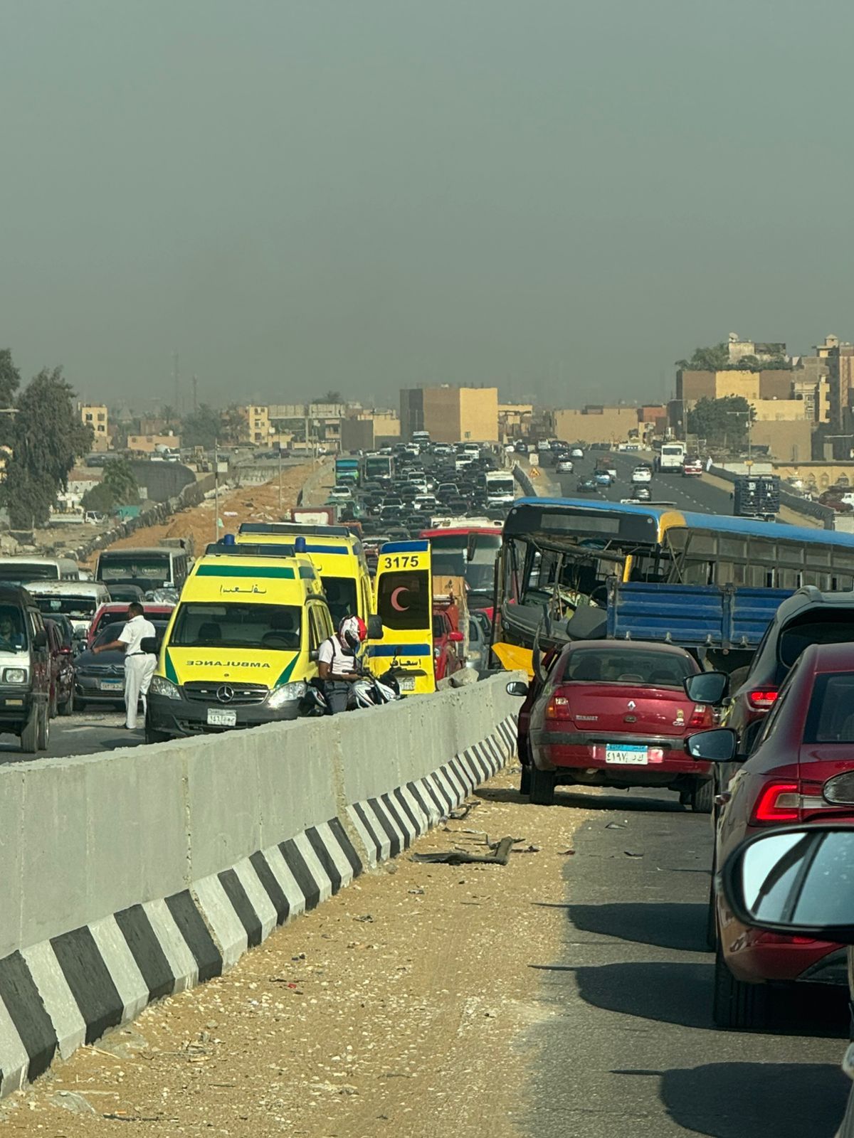 حادث بالطريق السياحى تسبب فى زحام حادث بالطريق السياحى تسبب فى زحام