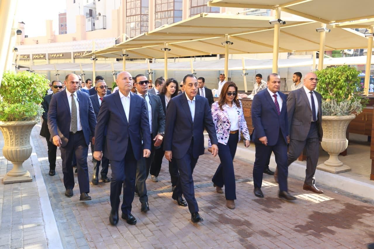 رئيس الوزراء ووزيرة التنمية المحلية ومحافظ القاهرة في سوق العتبة رئيس الوزراء ووزيرة التنمية المحلية ومحافظ القاهرة في سوق العتبة