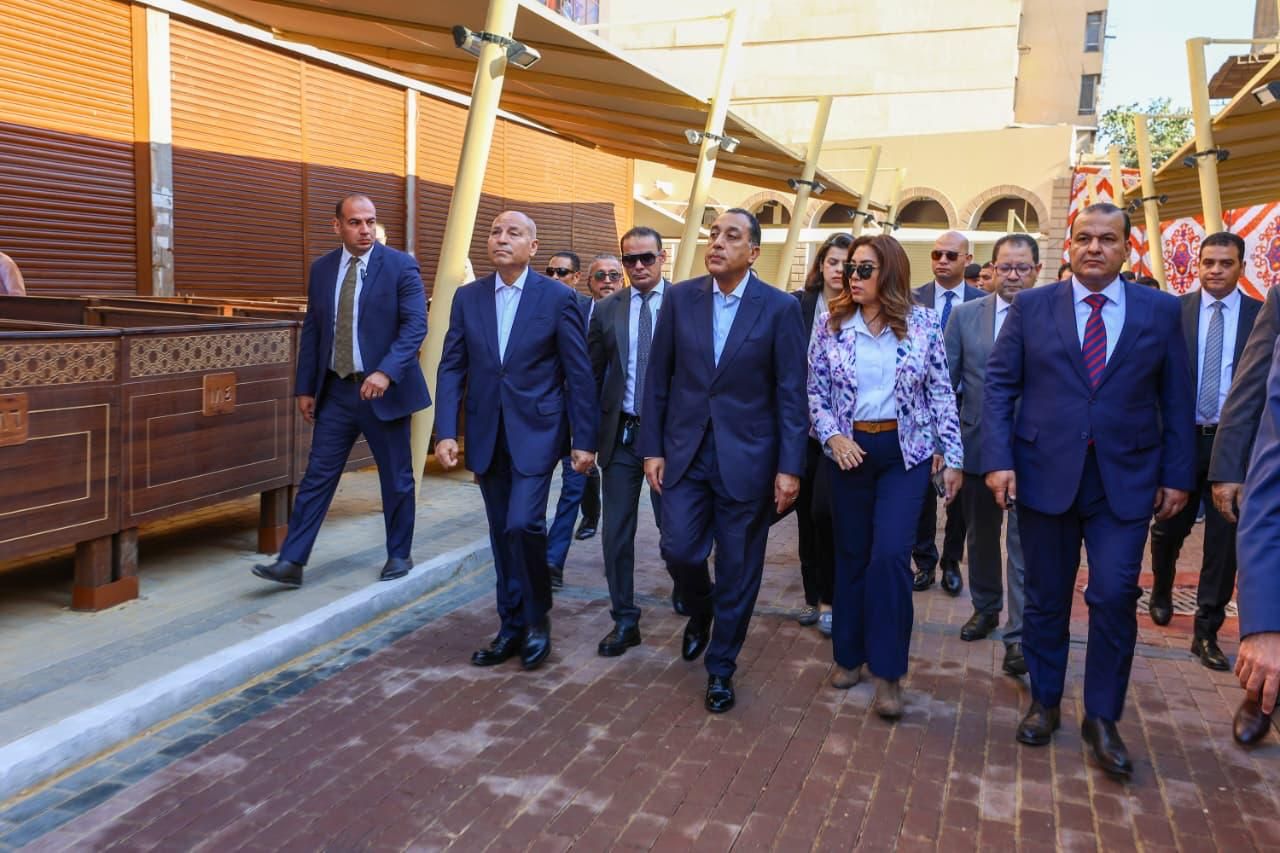 جانب من جولة رئيس الوزراء ووزيرة التنمية المحلية ومحافظ القاهرة في العتبة جانب من جولة رئيس الوزراء ووزيرة التنمية المحلية ومحافظ القاهرة في العتبة
