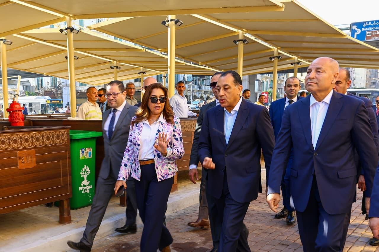 جانب من جولة رئيس الوزراء ووزيرة التنمية المحلية ومحافظ القاهرة في العتبة جانب من جولة رئيس الوزراء ووزيرة التنمية المحلية ومحافظ القاهرة في العتبة