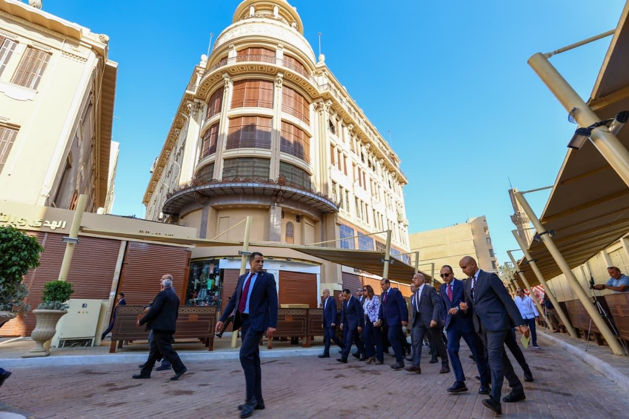جولة رئيس الوزراء في سوق العتبة التاريخي بعد التطوير جولة رئيس الوزراء في سوق العتبة التاريخي بعد التطوير
