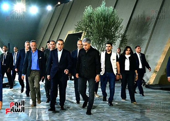 رئيس الوزراء ووزير السياحة والأثار فى المتحف المصرى الكبير رئيس الوزراء ووزير السياحة والأثار فى المتحف المصرى الكبير