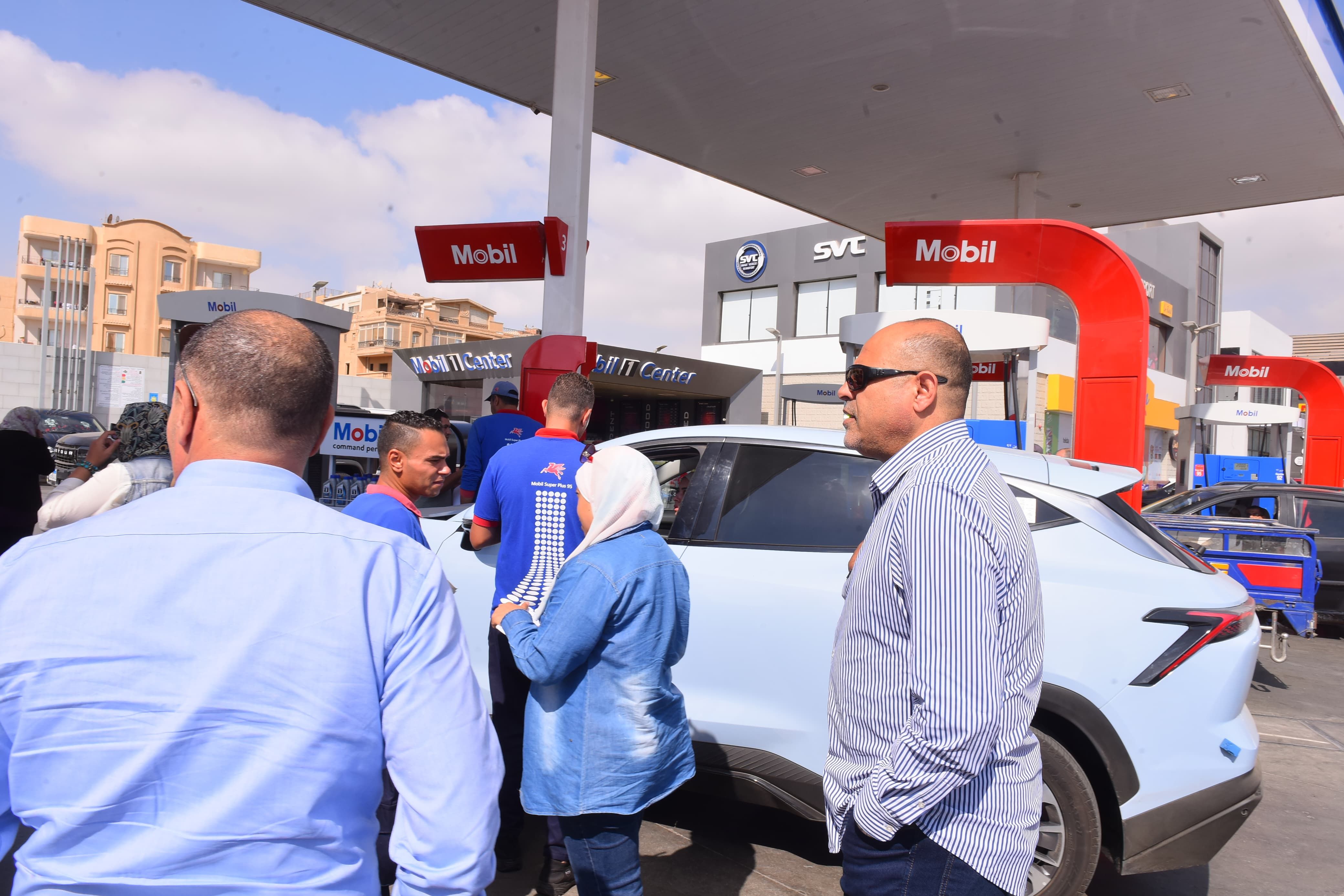 وزير العمل بمحطة الوقود وزير العمل بمحطة الوقود