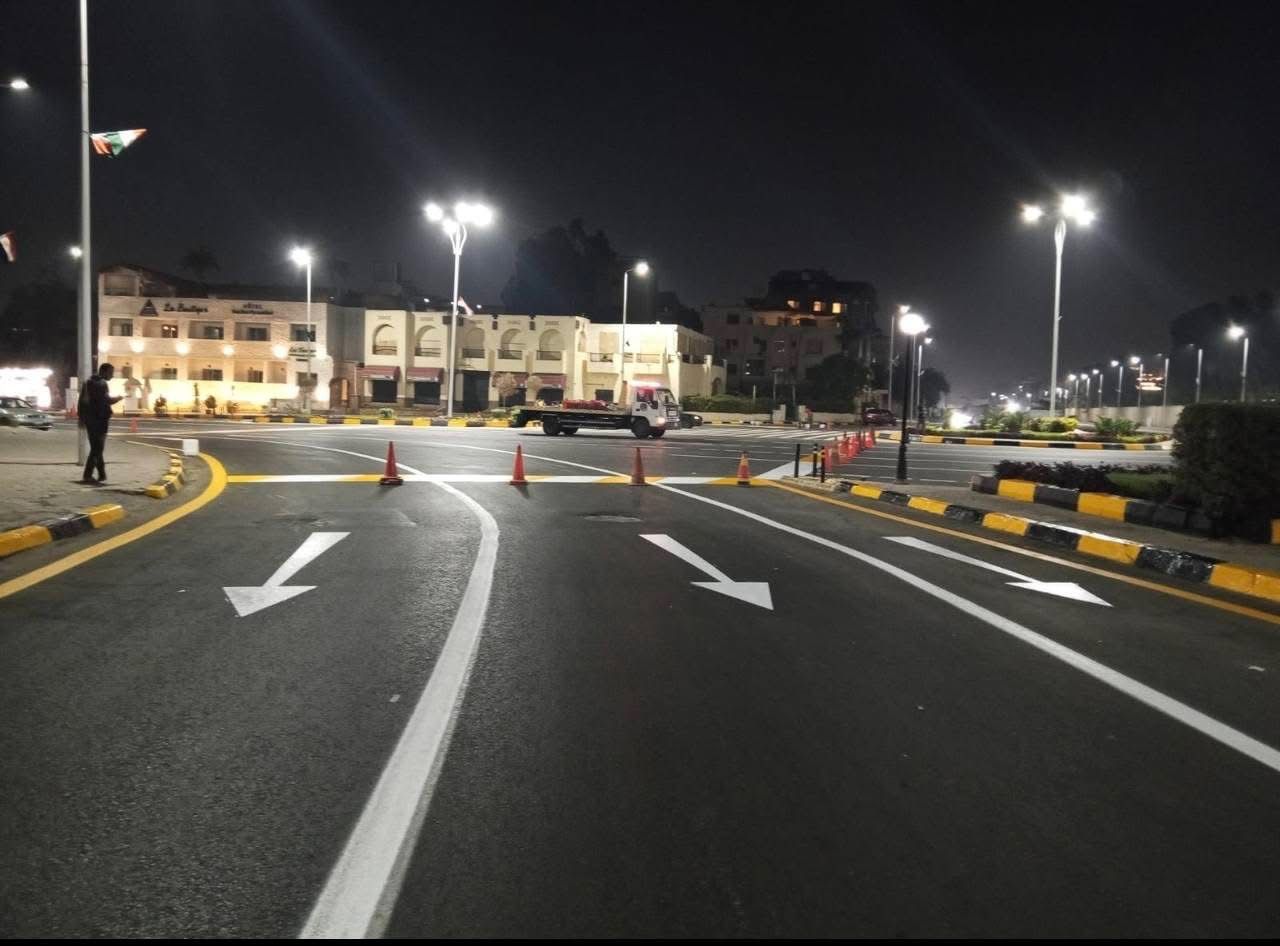 محيط المتحف المصري الكبير ليلًا