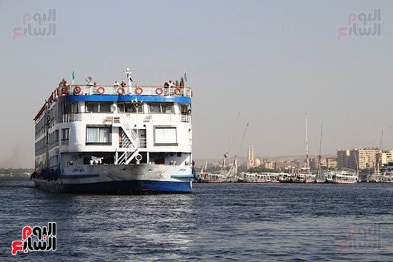 باخرة-سياحية-فى-وسط-النيل