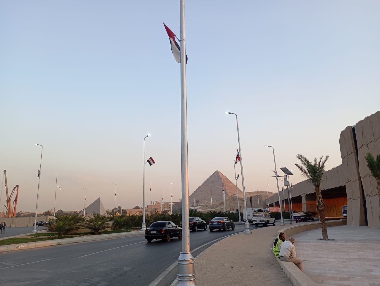 تعليق الأعلام في محيط المتحف المصرى الكبير تعليق الأعلام في محيط المتحف المصرى الكبير