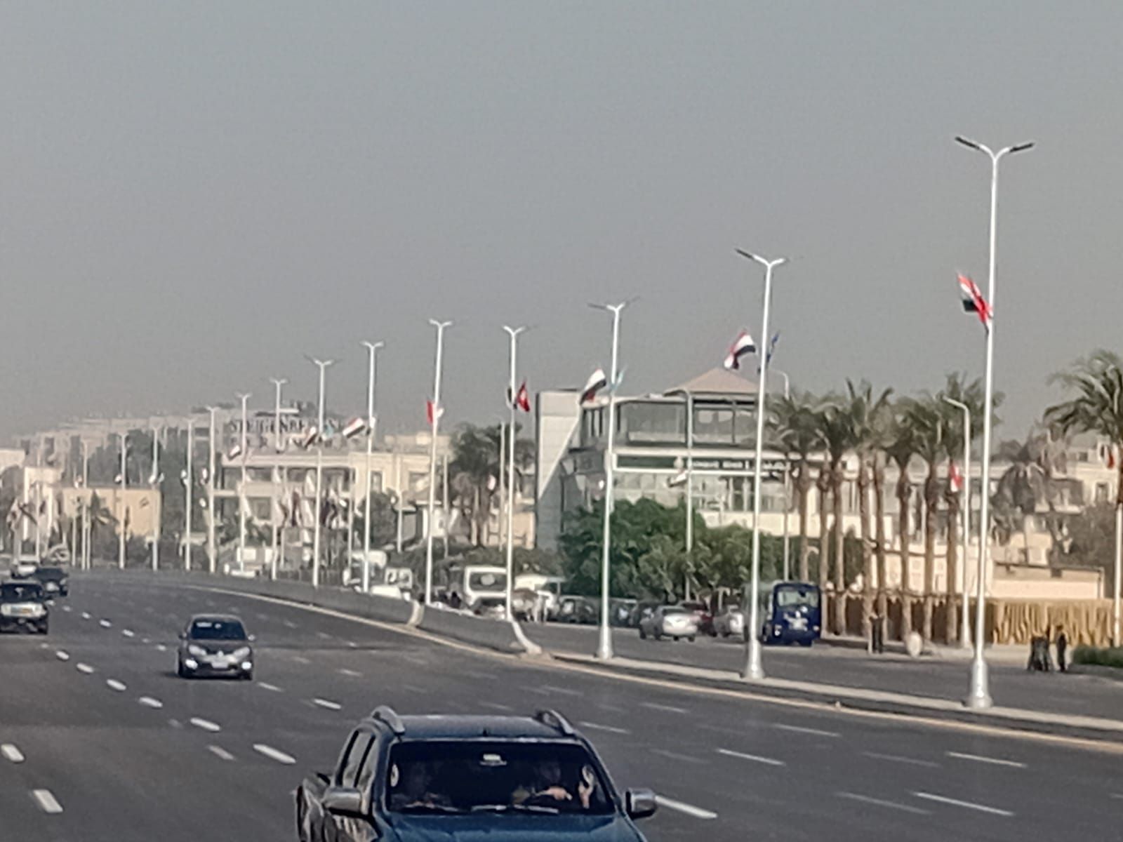 تعليق الأعلام واللافتات الترحيبية بالدول الضيوف على الطرق والمحاور المؤدية للمتحف المصري الكبير (3) تعليق الأعلام واللافتات الترحيبية بالدول الضيوف على الطرق والمحاور المؤدية للمتحف المصري الكبير (3)