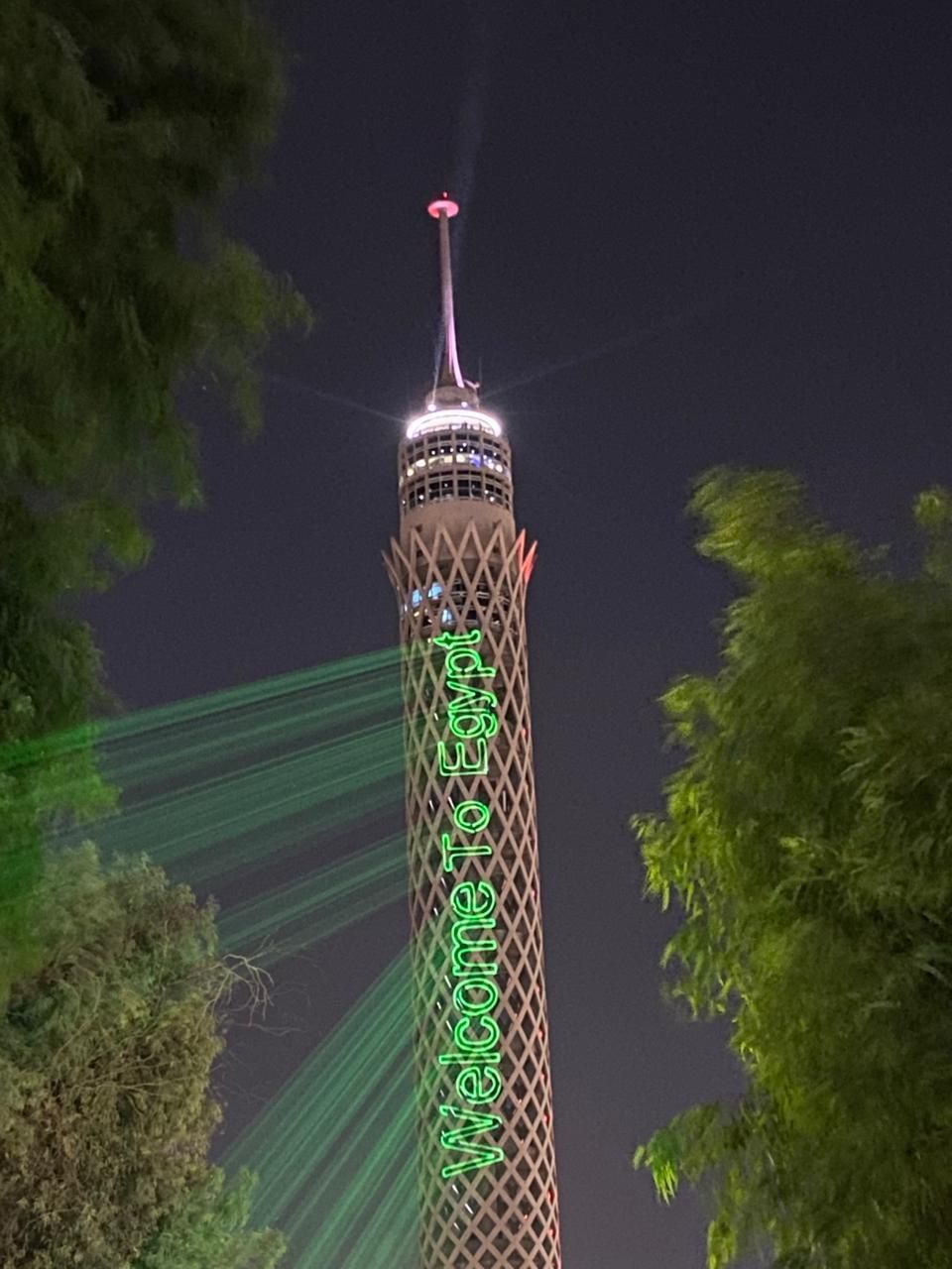 إضاءة برج القاهرة برسائل ترحيب وعبارات احتفالية بافتتح المتحف المصرى الكبير