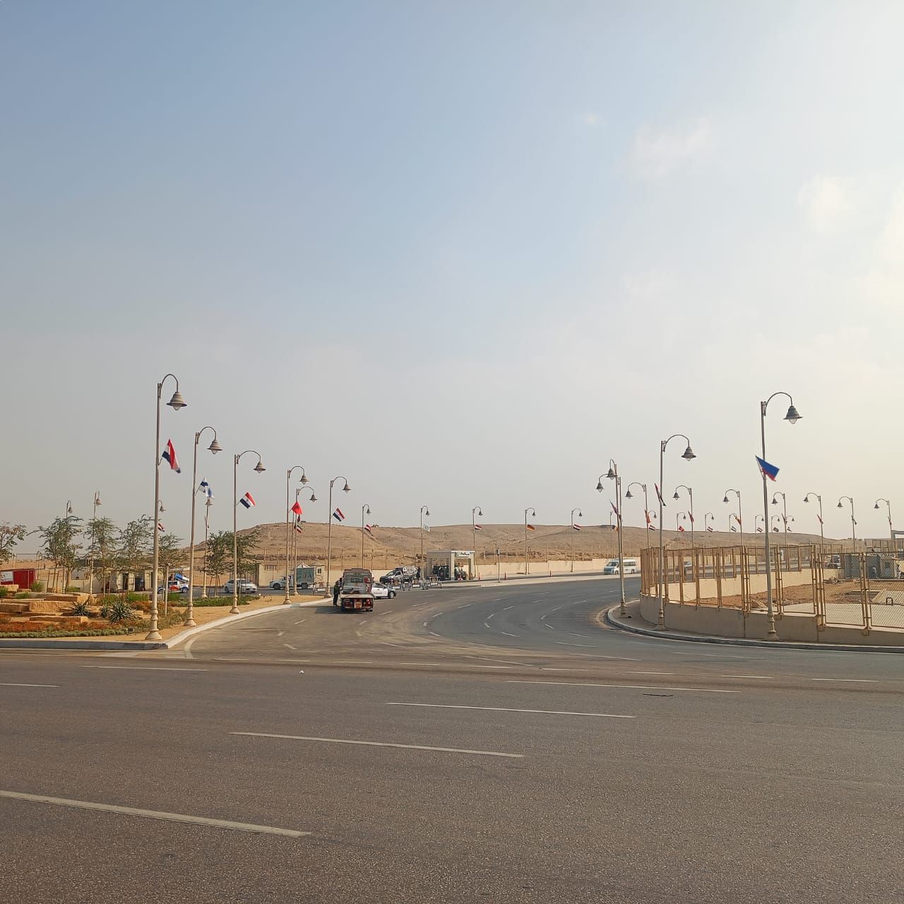 تعليق الأعلام واللافتات الترحيبية بالدول الضيوف على الطرق والمحاور المؤدية للمتحف المصري الكبير (1) تعليق الأعلام واللافتات الترحيبية بالدول الضيوف على الطرق والمحاور المؤدية للمتحف المصري الكبير (1)