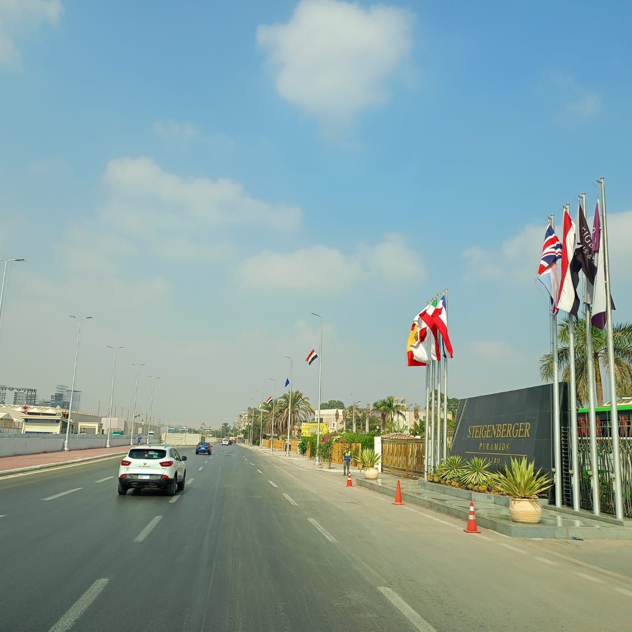 تعليق الأعلام واللافتات الترحيبية بالدول الضيوف على الطرق والمحاور المؤدية للمتحف المصري الكبير (4) تعليق الأعلام واللافتات الترحيبية بالدول الضيوف على الطرق والمحاور المؤدية للمتحف المصري الكبير (4)