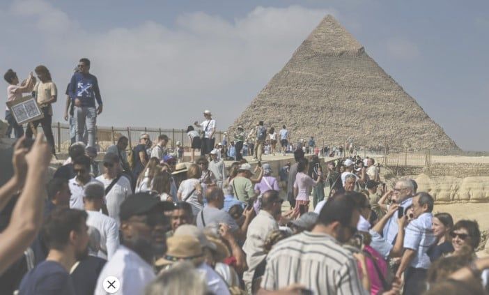 توافد السياح لأهرامات الجيزة توافد السياح لأهرامات الجيزة