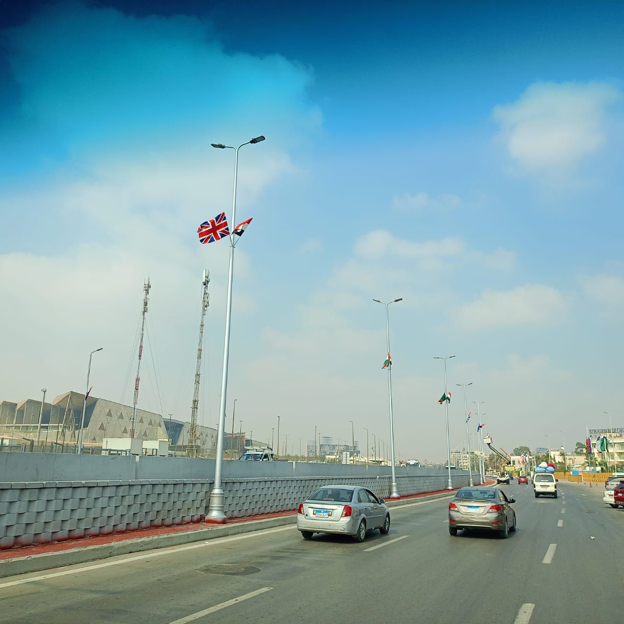 تعليق الأعلام واللافتات الترحيبية بالدول الضيوف على الطرق والمحاور المؤدية للمتحف المصري الكبير (6) تعليق الأعلام واللافتات الترحيبية بالدول الضيوف على الطرق والمحاور المؤدية للمتحف المصري الكبير (6)