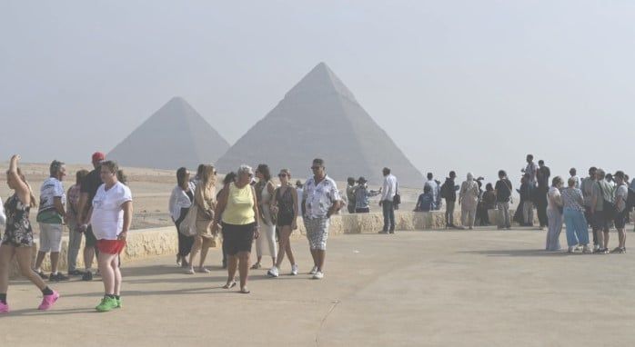 السياح توافدون إلى اهرامات الجيزة السياح توافدون إلى اهرامات الجيزة
