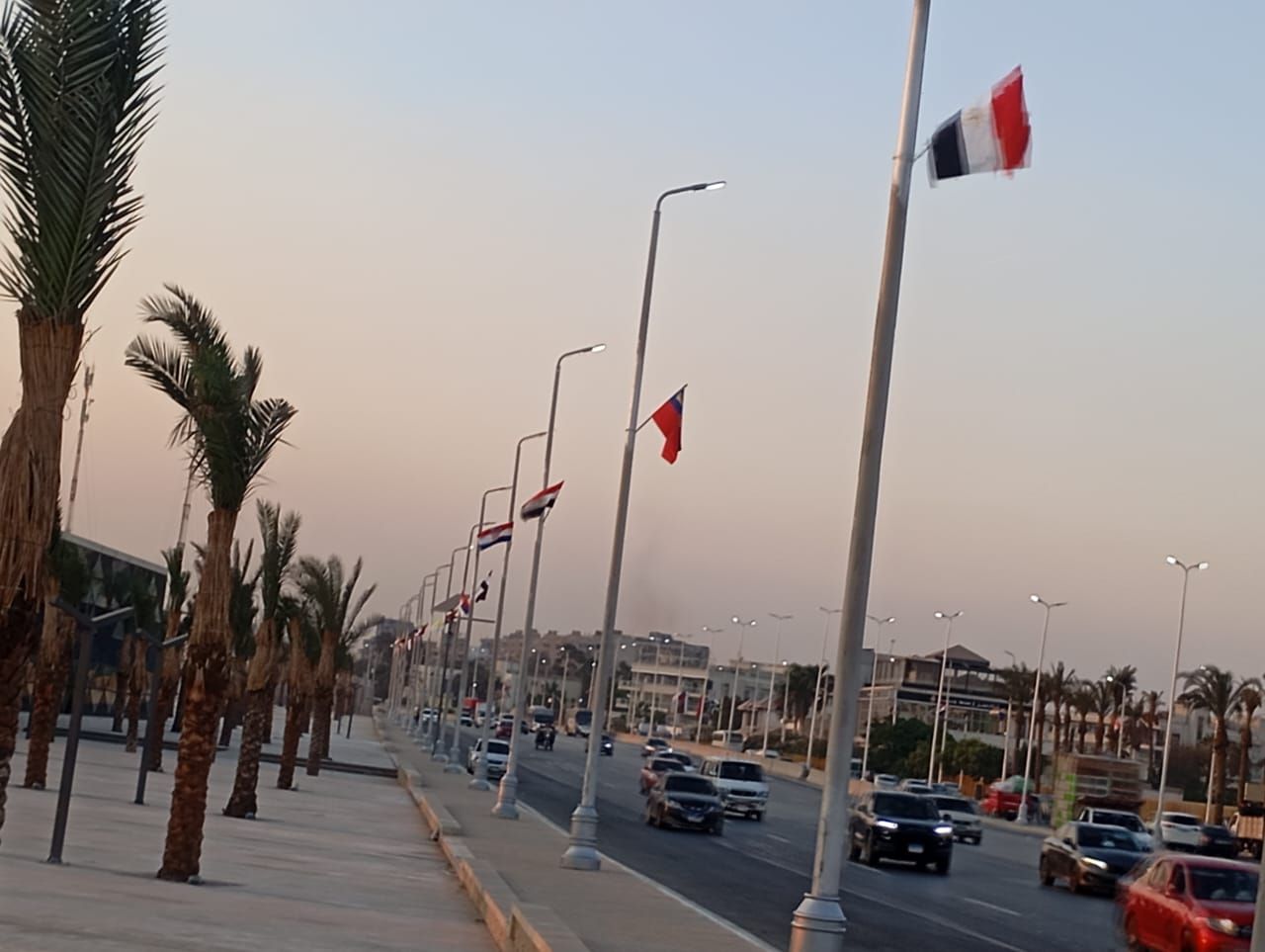 تعليق الأعلام واللافتات الترحيبية بالدول الضيوف تعليق الأعلام واللافتات الترحيبية بالدول الضيوف