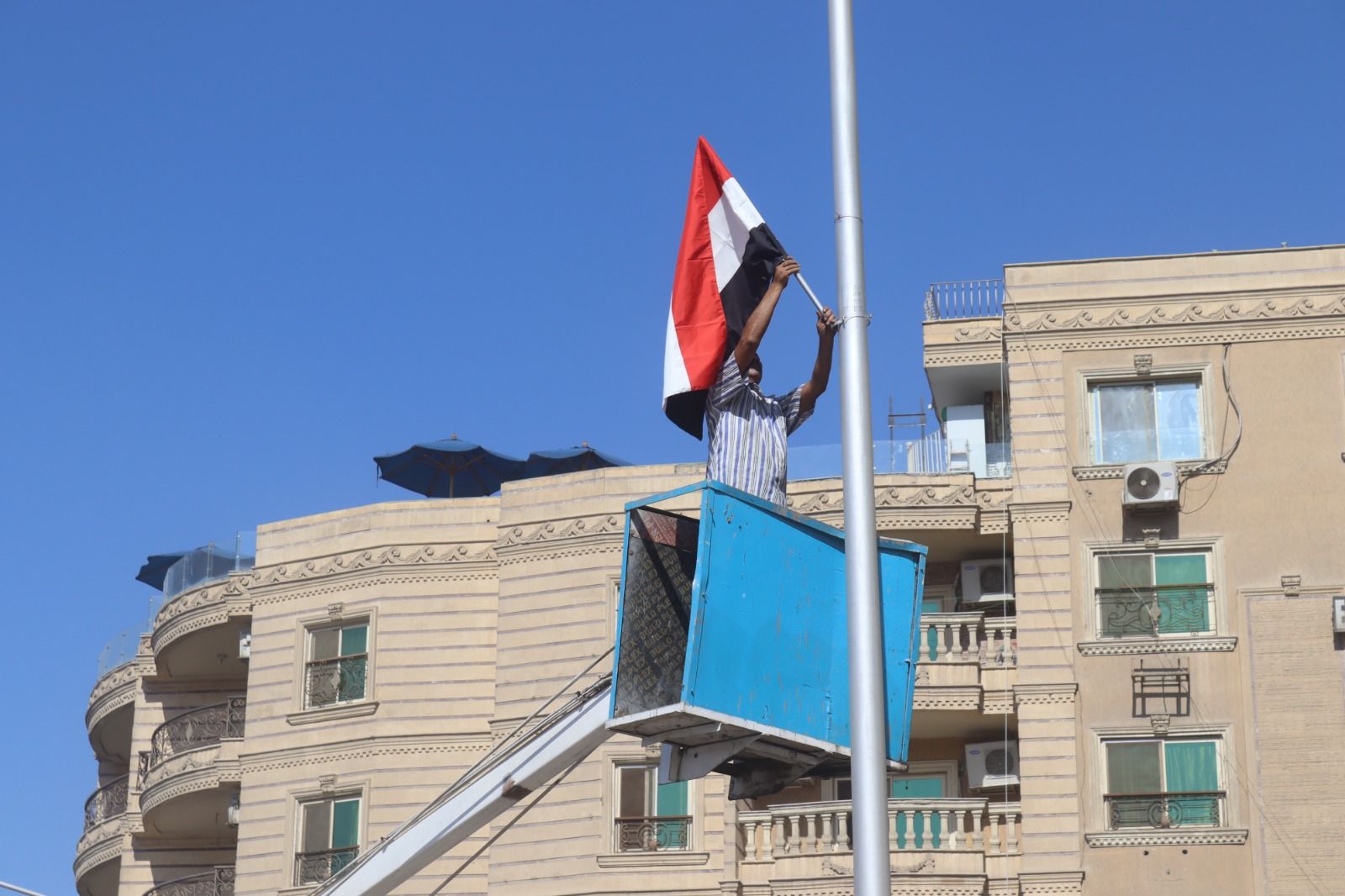 تعليق الأعلام على الطرق المؤدية للمتحف المصرى الكبير تعليق الأعلام على الطرق المؤدية للمتحف المصرى الكبير