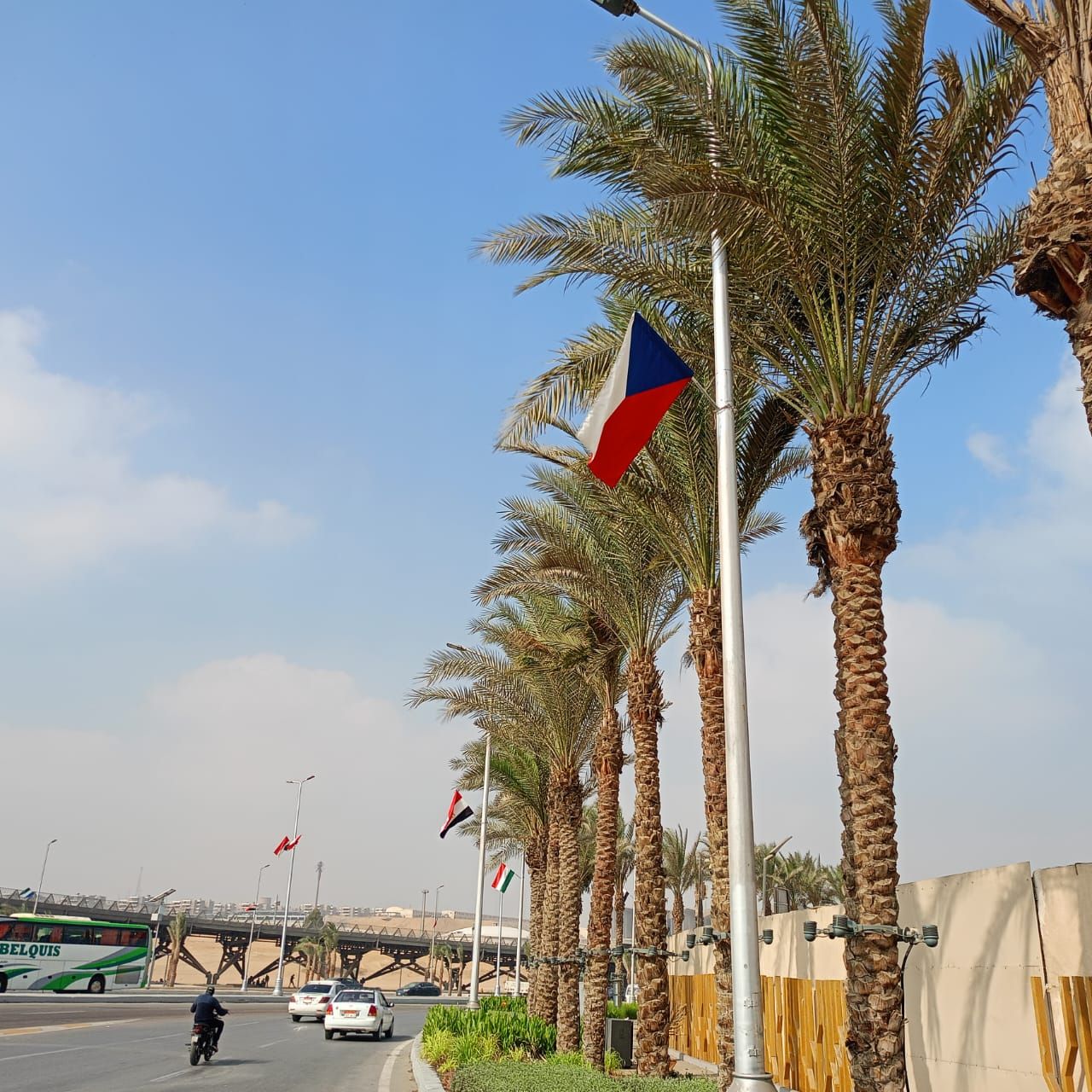 تعليق الأعلام واللافتات الترحيبية بالدول الضيوف على الطرق والمحاور المؤدية للمتحف المصري الكبير (9) تعليق الأعلام واللافتات الترحيبية بالدول الضيوف على الطرق والمحاور المؤدية للمتحف المصري الكبير (9)