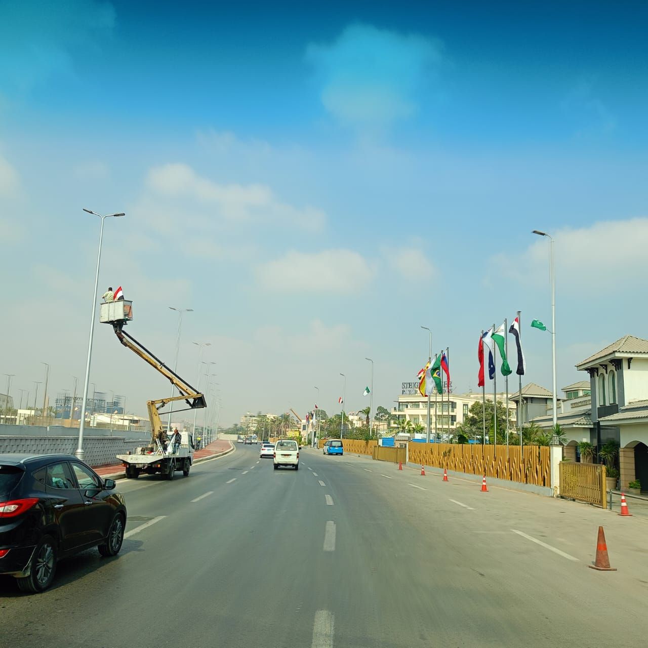 تعليق الأعلام واللافتات الترحيبية بالدول الضيوف على الطرق والمحاور المؤدية للمتحف المصري الكبير (5) تعليق الأعلام واللافتات الترحيبية بالدول الضيوف على الطرق والمحاور المؤدية للمتحف المصري الكبير (5)