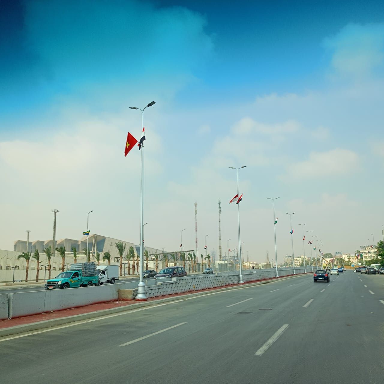 تعليق الأعلام واللافتات الترحيبية بالدول الضيوف على الطرق والمحاور المؤدية للمتحف المصري الكبير (7) تعليق الأعلام واللافتات الترحيبية بالدول الضيوف على الطرق والمحاور المؤدية للمتحف المصري الكبير (7)