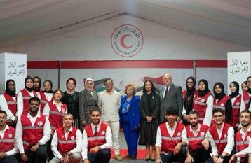 الرئيس الكولومبي مع أعضاء الهلال الأحمر الرئيس الكولومبي مع أعضاء الهلال الأحمر