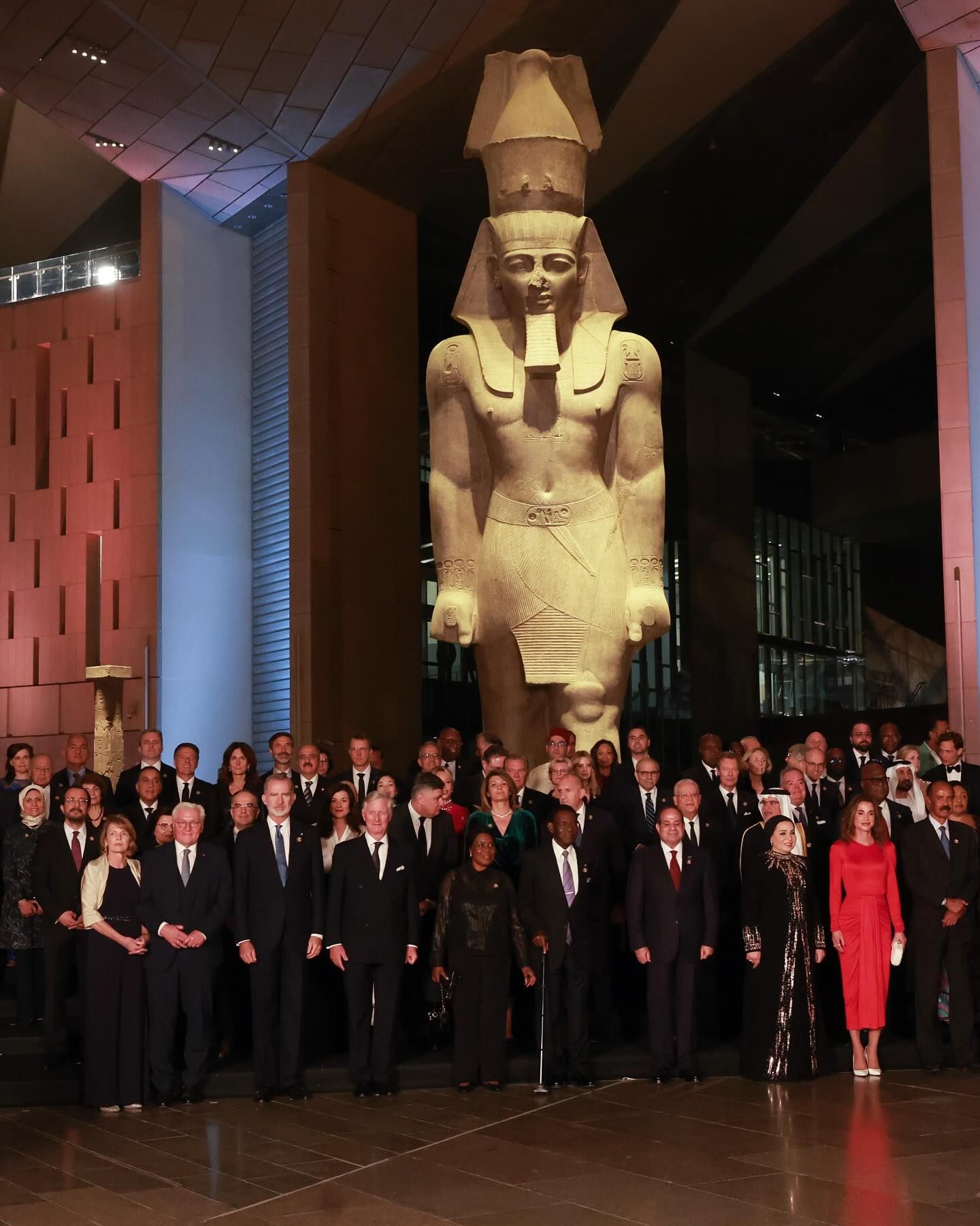 ملوك ورؤساء العالم أمام تمثال رمسيس الثاني في افتتاح المتحف المصري الكبير ملوك ورؤساء العالم أمام تمثال رمسيس الثاني في افتتاح المتحف المصري الكبير