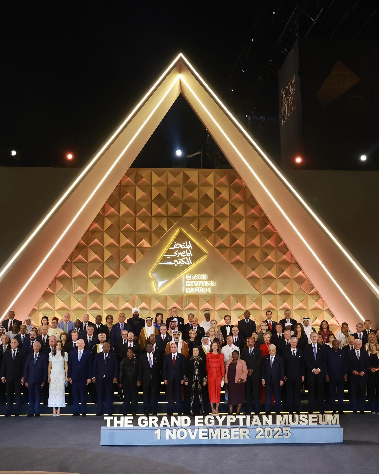 الصورة التذكارية لملوك ورؤساء العالم في افتتاح المتحف المصري الكبير الصورة التذكارية لملوك ورؤساء العالم في افتتاح المتحف المصري الكبير