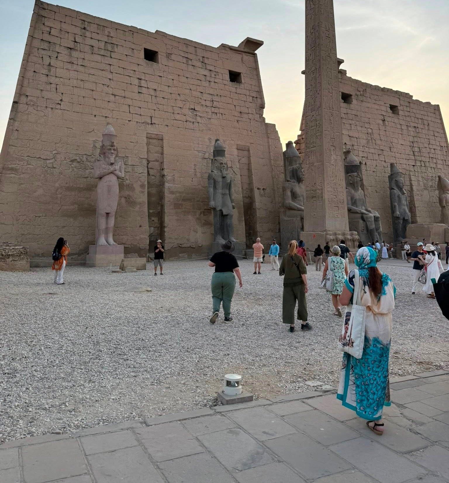 جانب من إقبال السائحين داخل معبد الأقصر