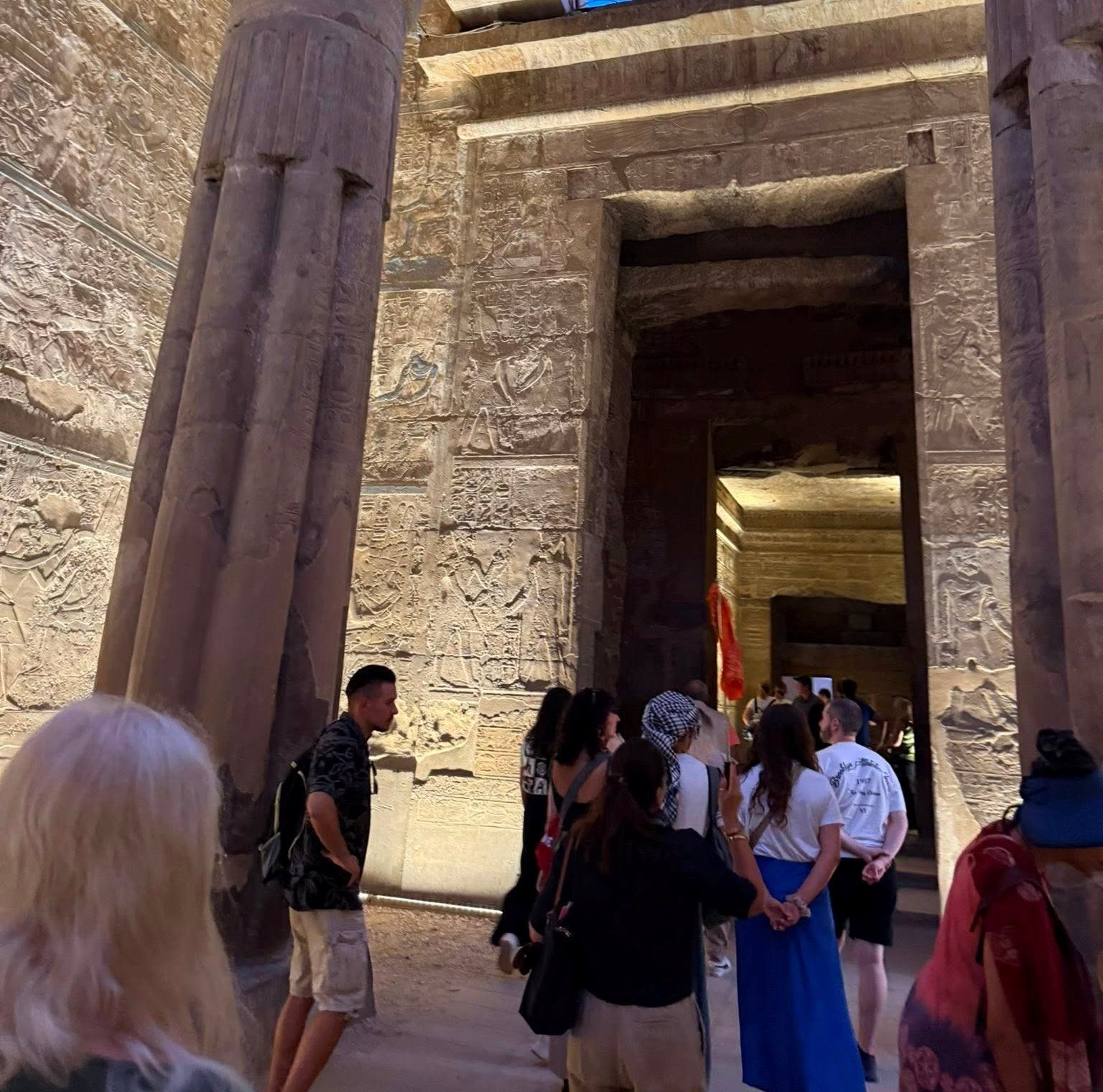 الأفواج السياحية تستمتع بالمقصورات فى معبد الأقصر