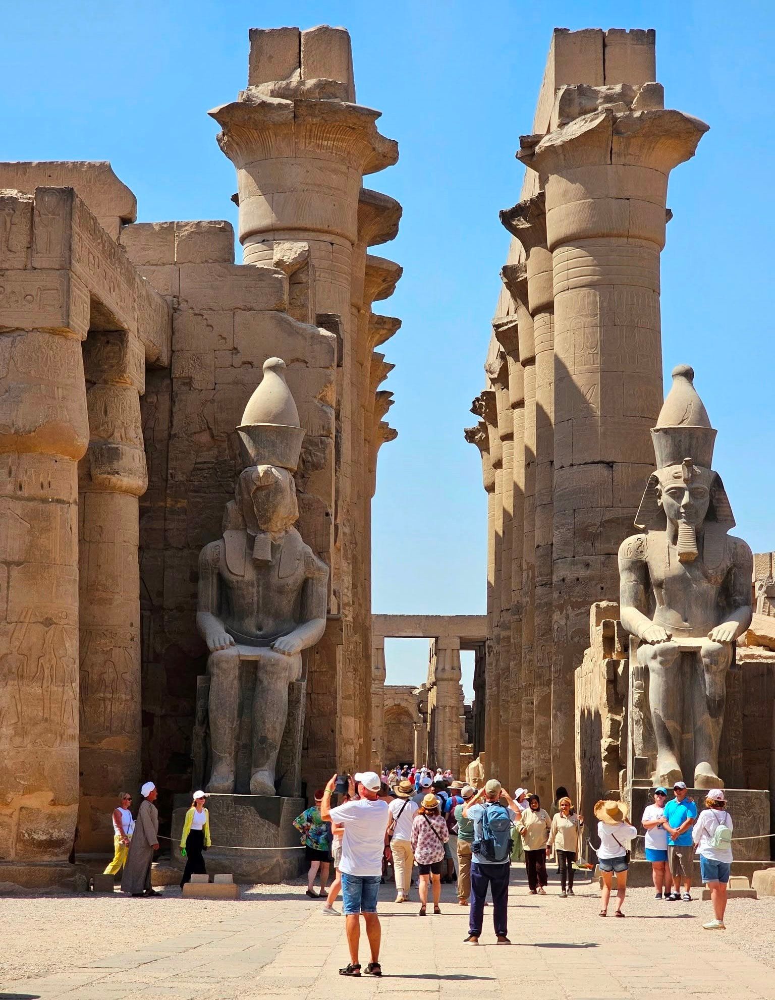 توافد سياح العالم فى قلب معبد الأقصر