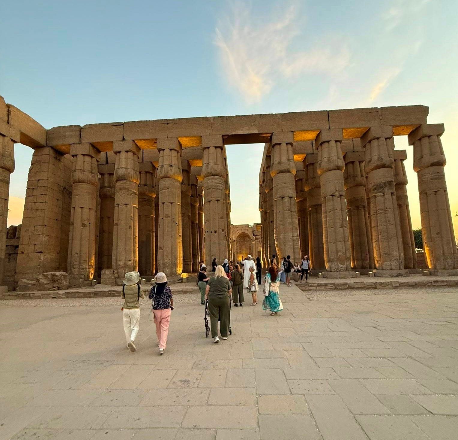 توافد السائحين داخل مقصورات المعبد