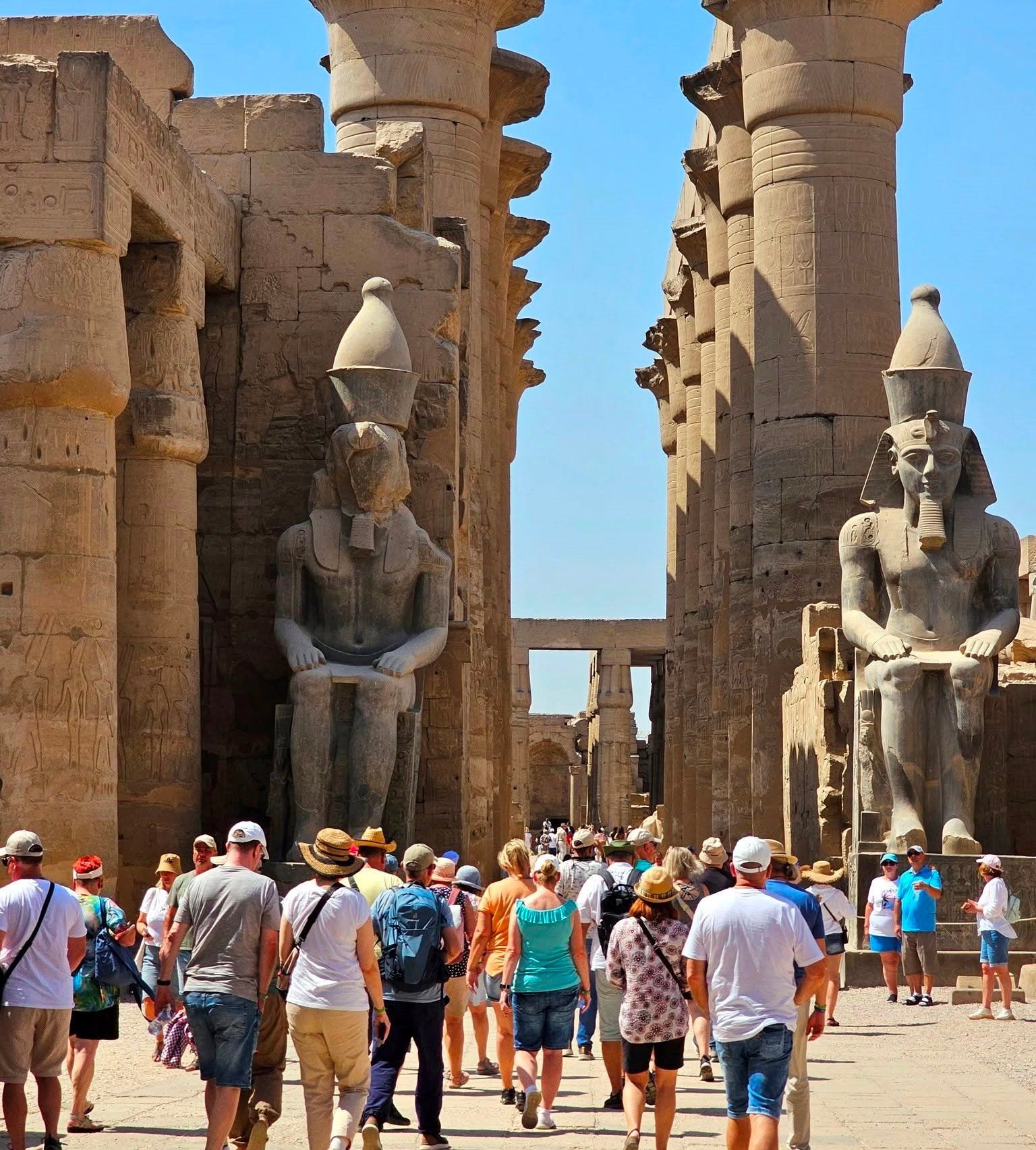 أفواج سياحية من حول العالم تتوافد على معبد الأقصر