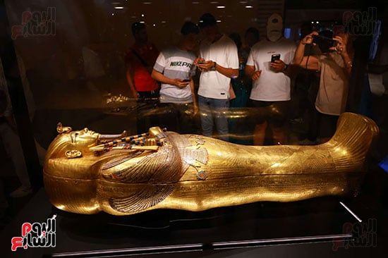 تمثال توت عنخ أمون أمام الزوار تمثال توت عنخ أمون أمام الزوار