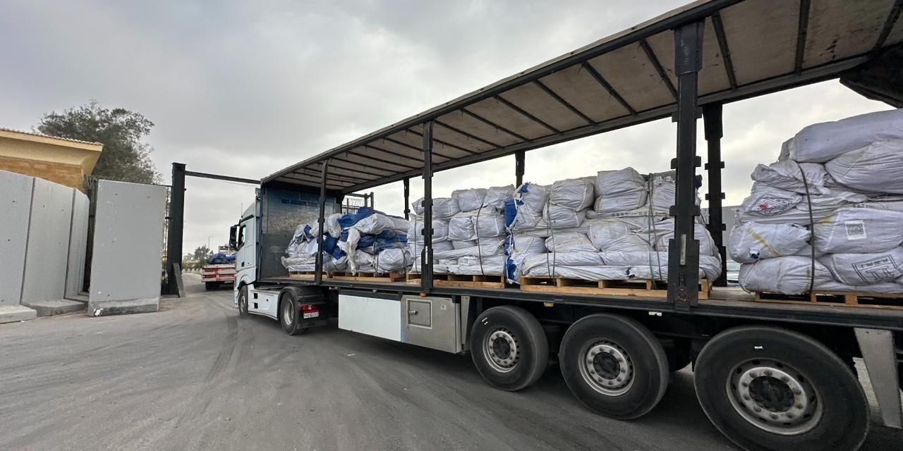 الهلال الأحمر المصرى يطلق قوافل زاد العزة إلى غزة الهلال الأحمر المصرى يطلق قوافل زاد العزة إلى غزة