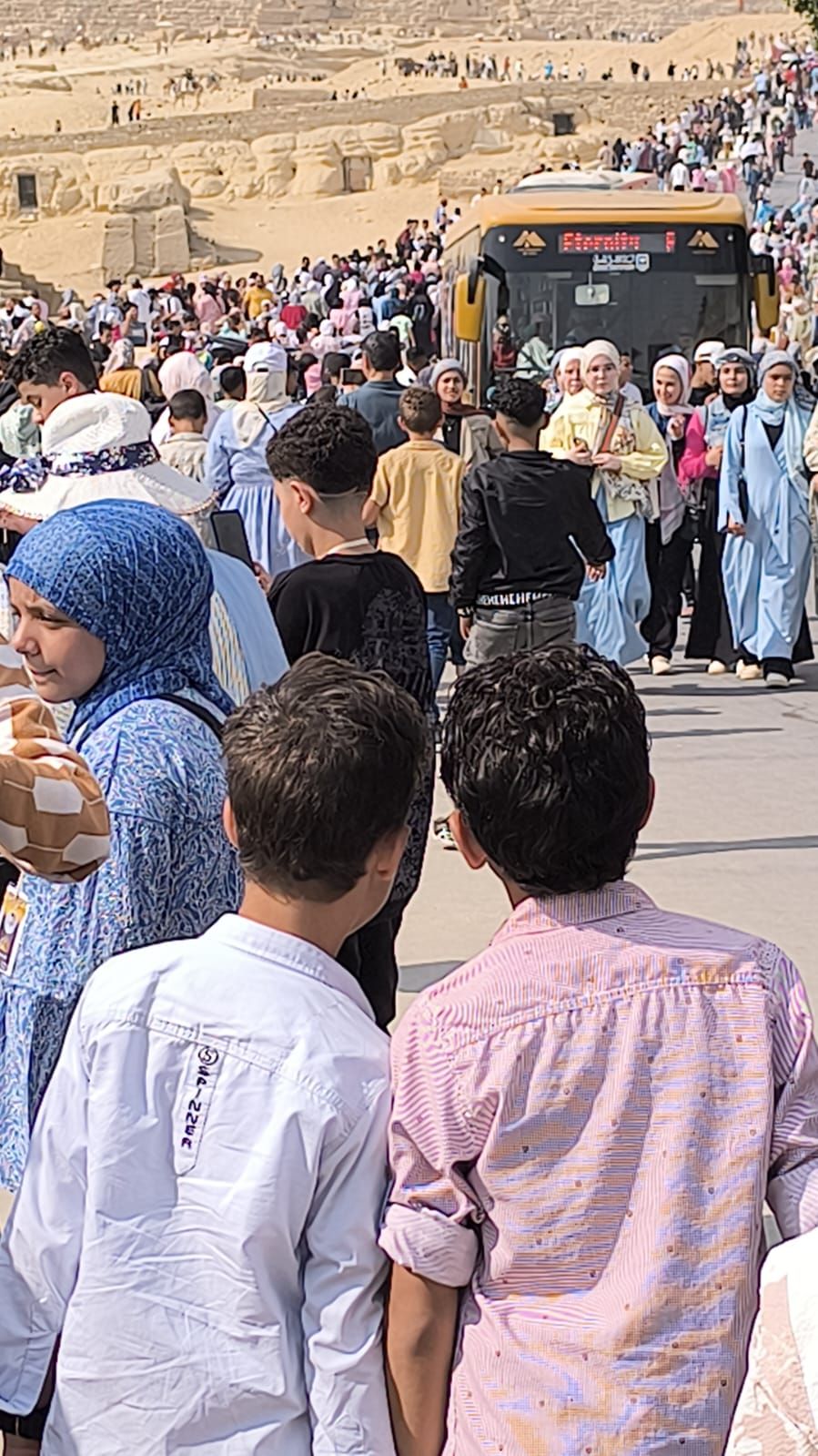 زحام لزيارة الأهرامات زحام لزيارة الأهرامات