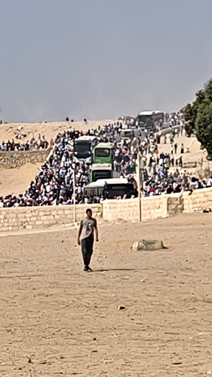 آلاف يزورون منطقة أهرامات الجيزة بعد افتتاح المتحف الكبير آلاف يزورون منطقة أهرامات الجيزة بعد افتتاح المتحف الكبير