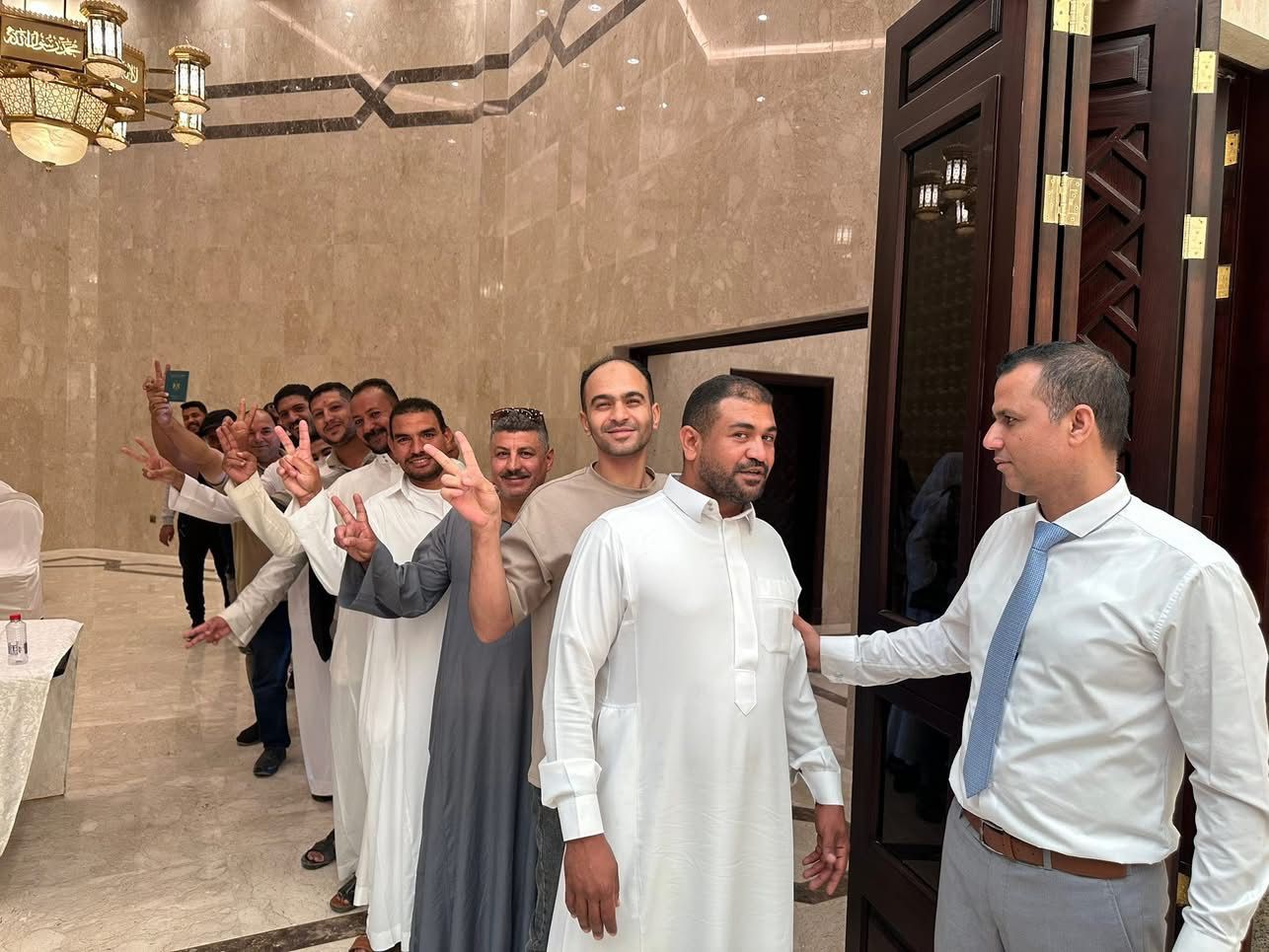 توافد المصريين على مقر السفارة بارلياض للتصويت توافد المصريين على مقر السفارة بارلياض للتصويت