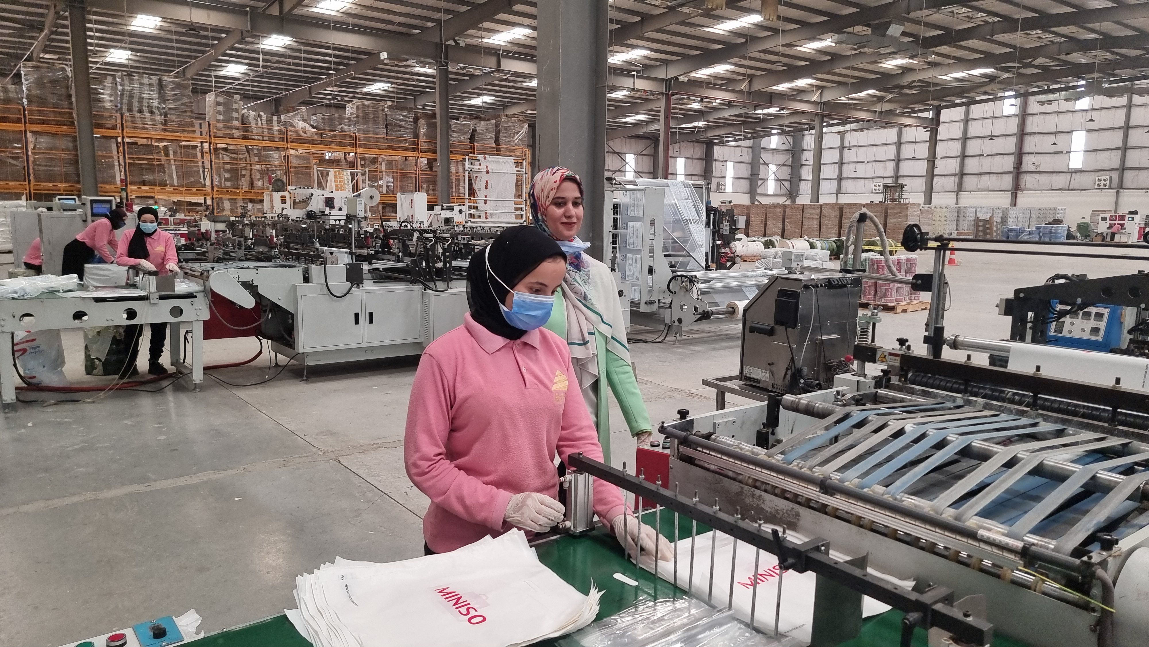 عماله بالمصنع عماله بالمصنع