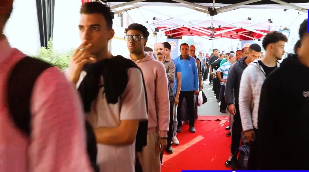 طوابير الشباب تمتد لعشرات الأمتار أمام لجان الجيزة (3) طوابير الشباب تمتد لعشرات الأمتار أمام لجان الجيزة (3)