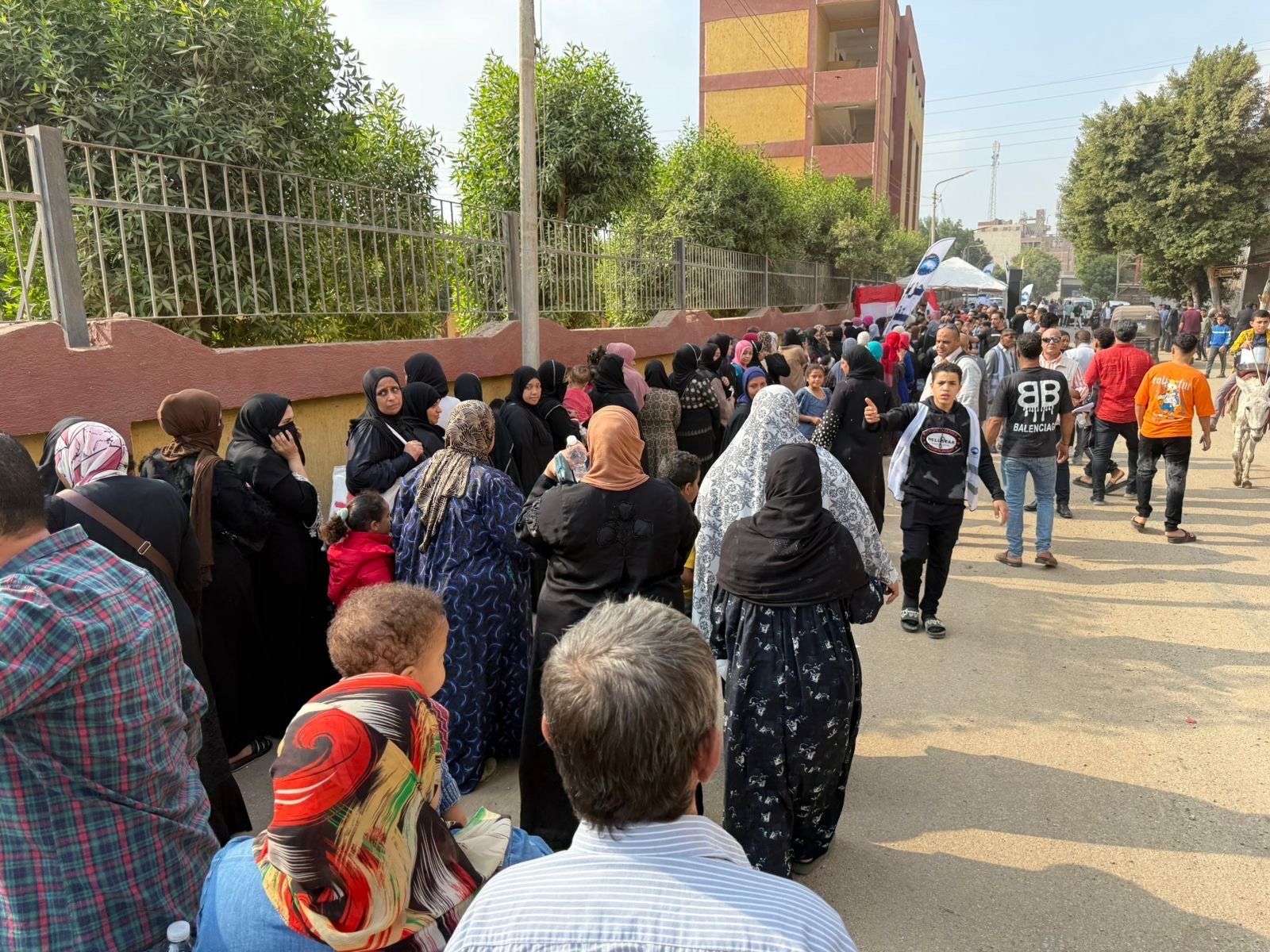 احتشاد للناخبين أمام مدرسة الاسراء بالوراق ل احتشاد للناخبين أمام مدرسة الاسراء بالوراق ل