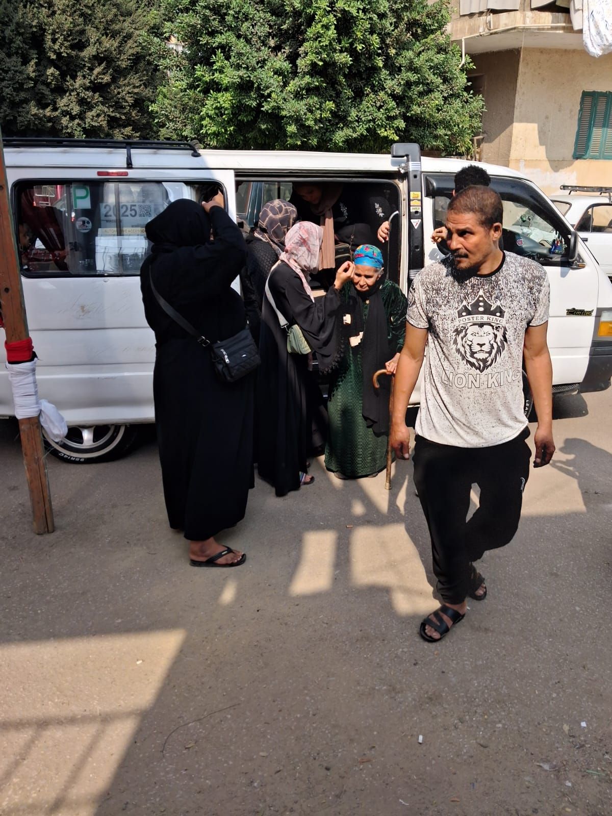 سيدة مسنة تدلى بصوتها فى انتخابات مجلس النواب بالدقى سيدة مسنة تدلى بصوتها فى انتخابات مجلس النواب بالدقى