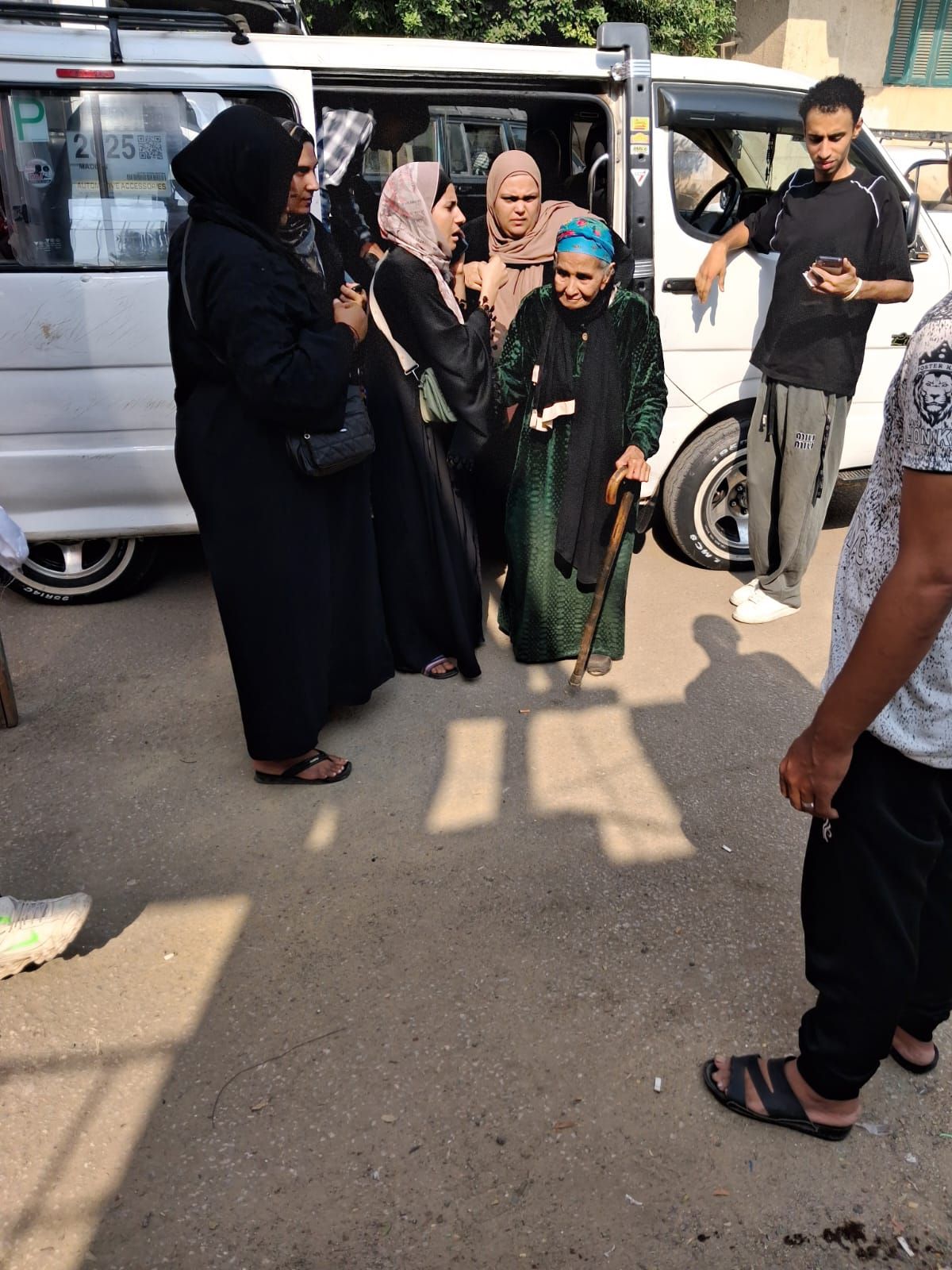 سيدة مسنة تدلى بصوتها فى انتخابات مجلس النواب بالدقى سيدة مسنة تدلى بصوتها فى انتخابات مجلس النواب بالدقى