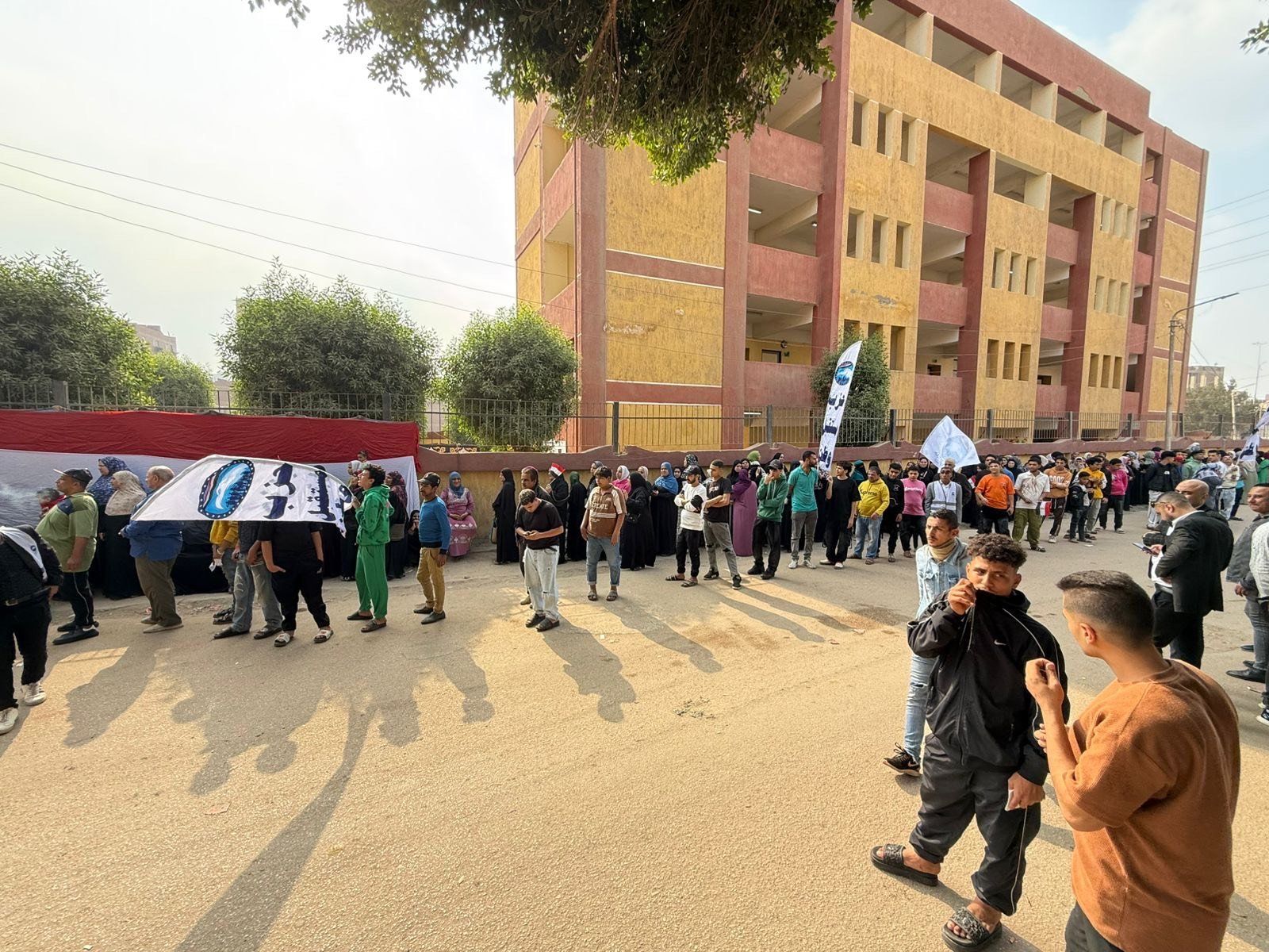 احتشاد للناخبين أمام مدرسة الاسراء بالوراق للتصويت بانتخابات مجلس النواب احتشاد للناخبين أمام مدرسة الاسراء بالوراق للتصويت بانتخابات مجلس النواب