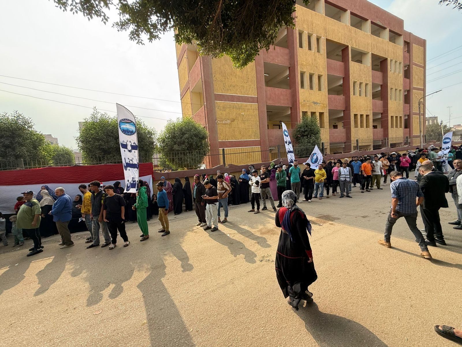 احتشاد للناخبين بالوراق للتصويت بانتخابات مجلس النواب احتشاد للناخبين بالوراق للتصويت بانتخابات مجلس النواب