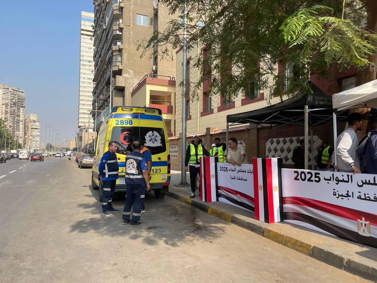 سيارات مجهزة أمام اللجان فى الجيزة