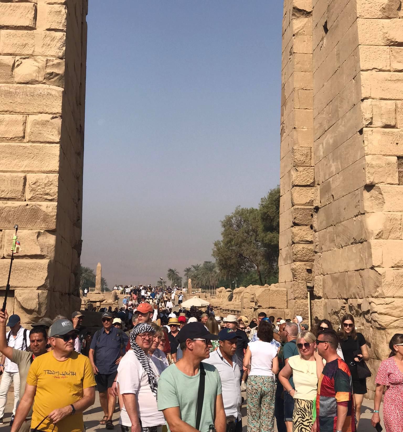جانب من التوافد السياحي اليومي بمعابد الأقصر