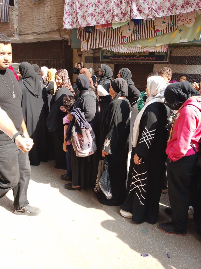 طوابير النساء من الشابات وكبار السن أمام اللجان الفرعية بالوراق