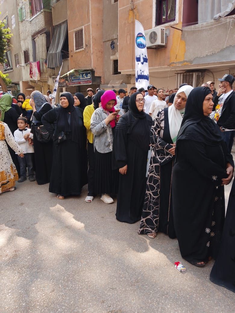 سيدات مصر تشاركن في مسيرة البناء بالإدلاء بأصواتهم في انتخابات النواب